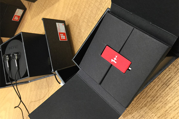 1more「中國好聲音」耳機,不但獲得iF設計獎肯定,更是邀請四度摘下葛萊美獎的錄音師Luca Bignardi參與調音,包裝內還附在「中國好聲音」節目中得獎歌手的集錦隨身碟。(記者陳炳宏攝)