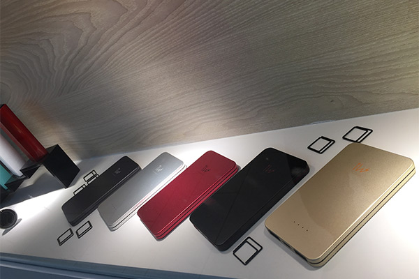 Innowatt雙孔行動電源,強調鴻海製造,且提供多種不同顏色,包括iPhone 6的金色。(記者陳炳宏攝)