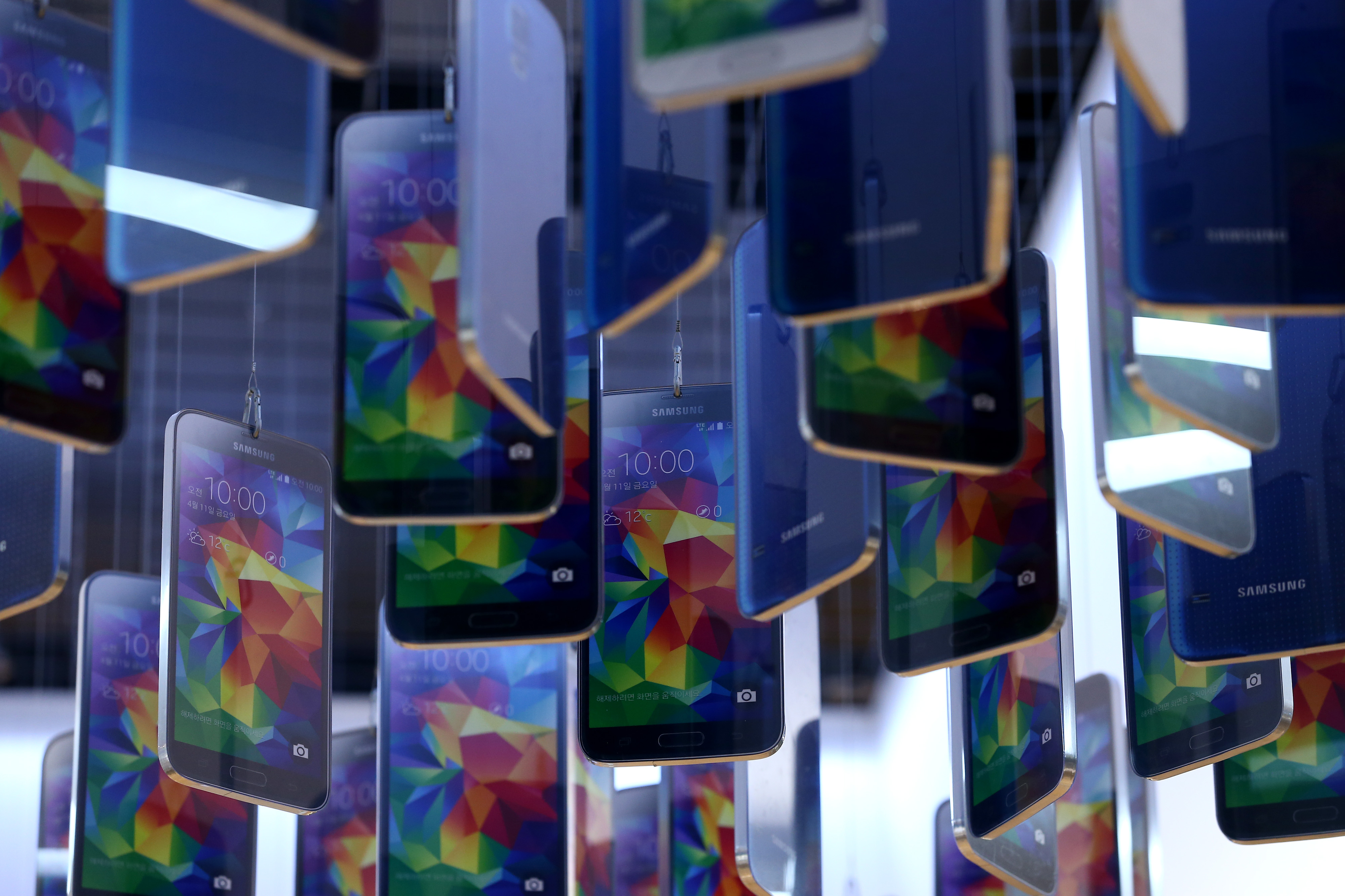 三星最新旗艦平板手機 Note 5、Note 5 Edge 也預計將於今年下半年推出，是否可以在軟體上創新，甚至拯救三星業績下滑的頹勢？（圖片來源／彭博社）