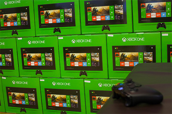 為了追趕落後差距,微軟 XBOX 稍早推出了降價促銷策略(圖片來源/彭博)