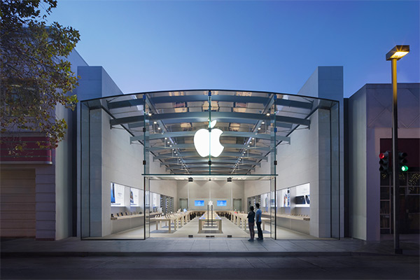 蘋果零售商店的設計也將由 Jony Ive 負責,傳聞中即將開幕的台北蘋果直營店是否也是如此呢?(圖為加州 Palo Alto 的 Apple Store)(圖片來源/蘋果公司)