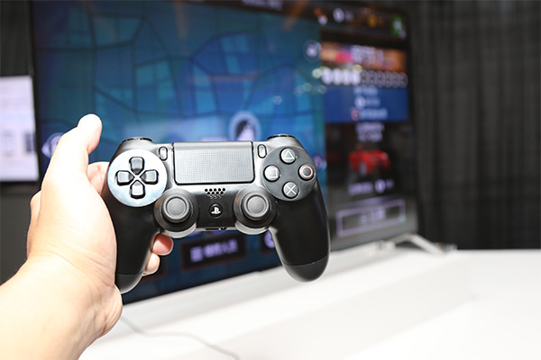 可以支援自家 PlayStation 4 DualShock 控制器直接玩遊戲