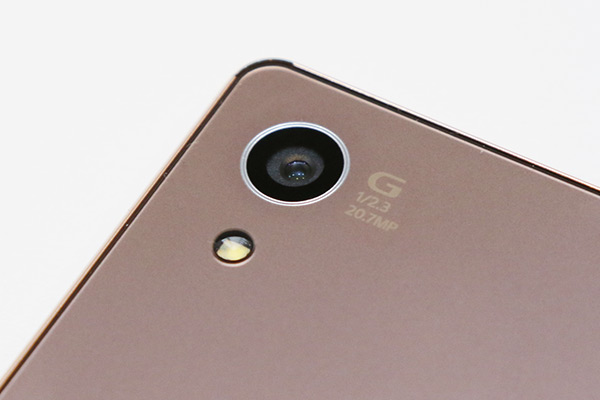 主鏡頭維持 2070 萬畫素設定