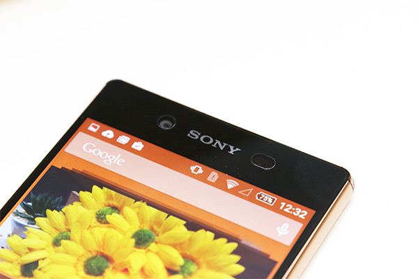 前鏡頭採用 500 萬畫素的設定,並且同樣採用 Exmor R 背照式感光元件