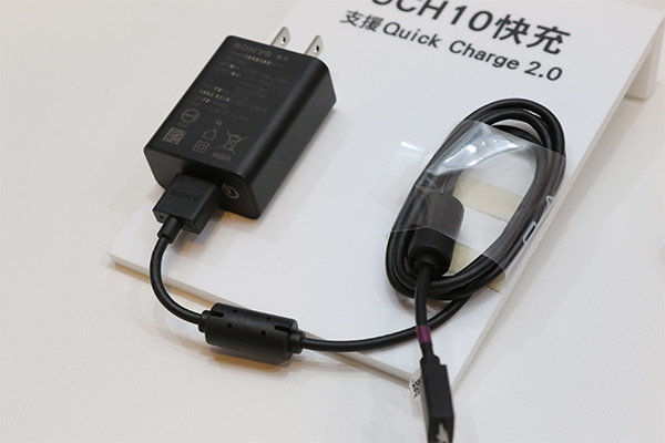 支援 Qualcomm QuickCharge 2.0 快速充電技術,Sony 也推出了支援該規格的原廠充電器 UCH-10