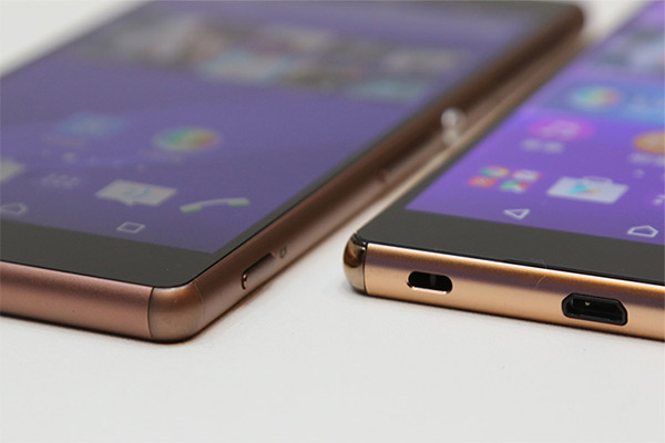 可以看到 Z3+(右)在邊角與機身側邊的設計上跟 Z3(左)有顯著不同