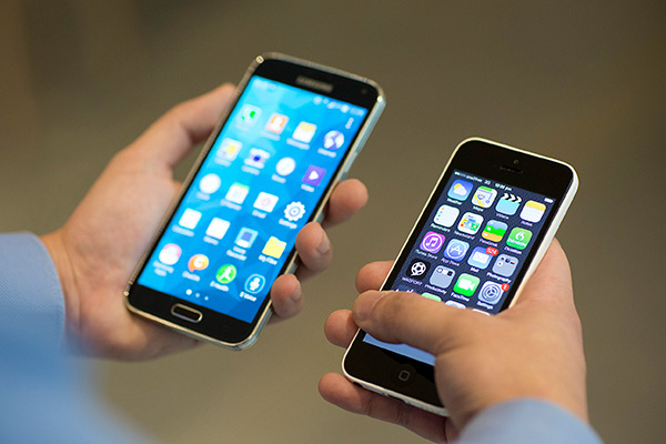2015 年第一季手機市場銷量,三星(左:S6)與蘋果(右:iPhone 6)互有勝敗(圖片來源/彭博)