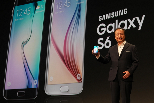 Galaxy S6系列將有新成員?圖為Samsung執行長申宗均袃發表會上介紹S6。(圖片來源/Samsung)