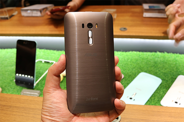 機身背面設計跟 Zenfone 2 如出一轍