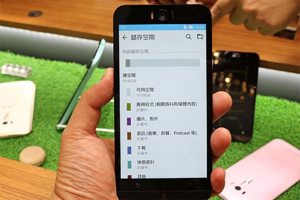 展示機的內部儲存空間為 16GB 的款式,但基本軟體就佔去快 6 GB,相當龐大