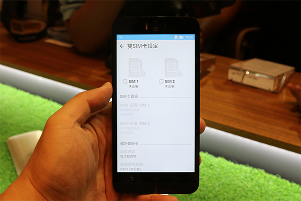 採用雙卡雙待的規格,並且支援 4G LTE 高速傳輸
