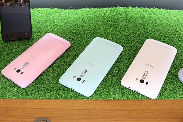 可看出 Zenfone Selfie 主打粉色系外觀設計