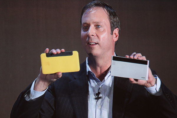 透過可偵測物體立體深度的 Intel RealSense 相機技術,未來的臉部辨識將更難被騙,圖為 Intel 資深副總裁暨用戶端運算事業群總經理 Kirk Skaugen 在專題演講時所拿具有 RealSense 相機模組的平板電腦進行展示