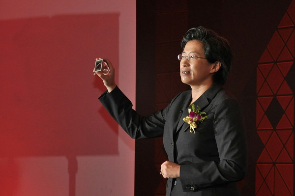 AMD 總裁暨執行長蘇姿丰,現場展示該款晶片