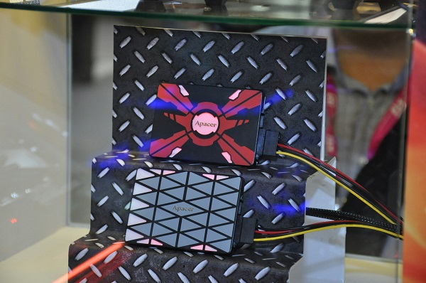導入 LED 背光效果的 SSD