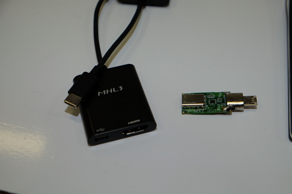 現行手機MicroUSB接頭,透過轉換晶片可以變成USB Type C,再轉成HDMI與USB接頭,供電傳資料皆可。(記者陳炳宏攝)