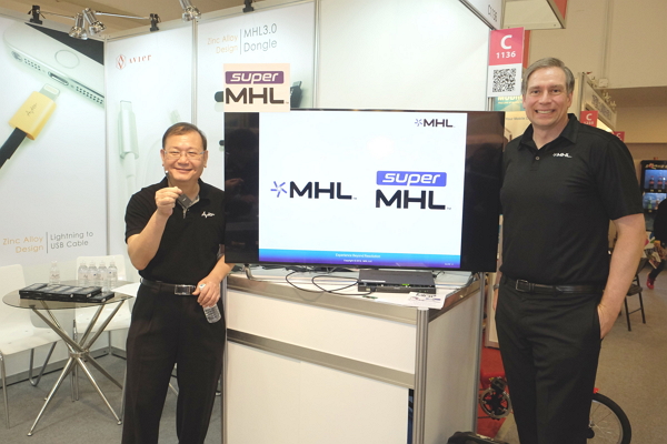 MHL聯盟總裁Rob Tobias(右)與JCE公司董事長許慶仁(左)共同展示最新的MHL應用周邊(記者陳炳宏攝)