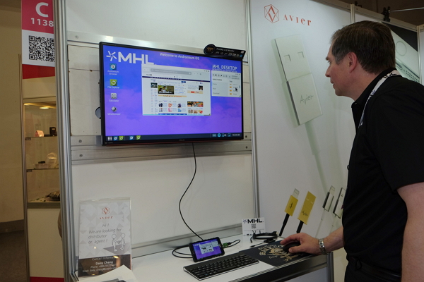 MHL聯盟總裁Rob Tobias,展示透過Super MHL技術,搭配軟體,即可讓Android手機也能擁有桌機一般,鍵盤滑鼠操作界面,類似Windows 10的Microsoft Continuum功能。(記者陳炳宏攝)