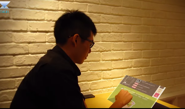 特亞科技展示了浮空影像觸控技術 AirTouch,使用者不僅可以將螢幕投影在空中,還可以與之互動。(圖片來源/特亞科技)