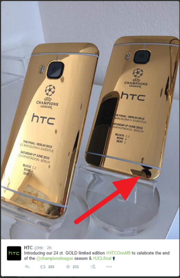HTC 日前於官方 Twitter 放上 24K 金 HTC One M9 實機照,不過卻有眼尖網友發現,背面的黃金背蓋反射出一款 iPhone 6 在拍攝。(圖片來源/HTC官方Twitter)