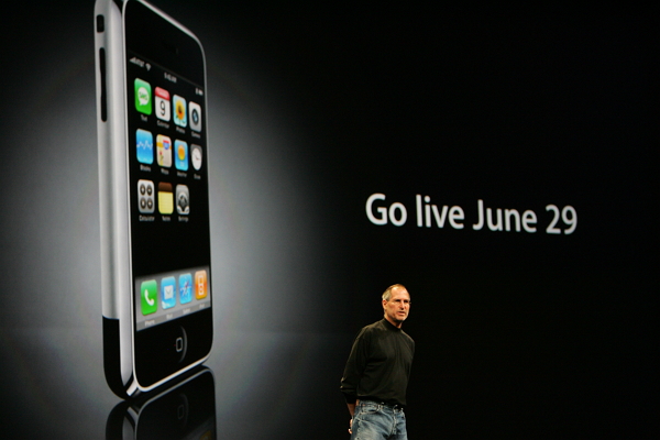 2007 年─改變世界的產品 iPhone 問世!(圖片來源/法新社)