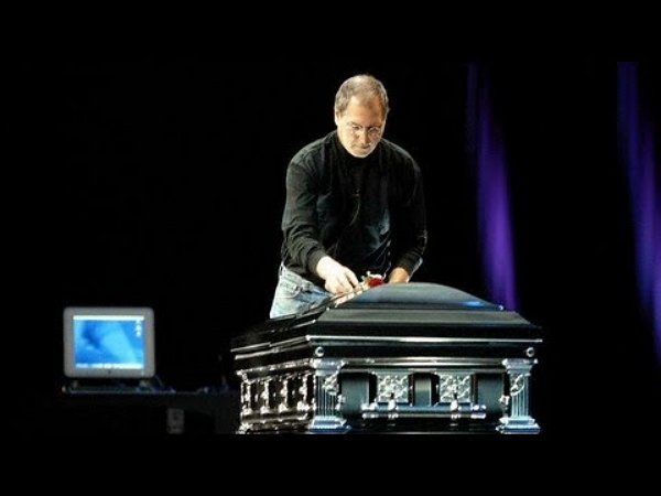 2002 年的 WWDC 上,賈伯斯以葬禮的形式來宣布 Mac OS 9 的結束。(圖片來源/DailyMail)