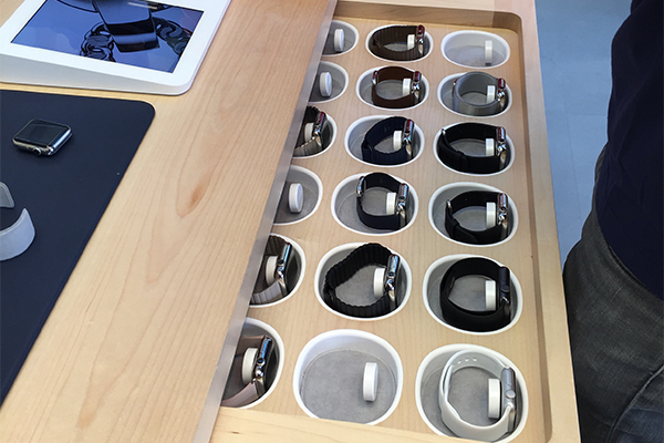 另一個展示桌上,桌面上放著 Apple Watch 與 iPad mini 進行實體展示與說明,另外抽屜裡則提供各式各樣錶帶,讓消費者試戴選購,消費者可隨時從 iPad mini 裡,查詢各種組合價格。(記者陳炳宏攝)