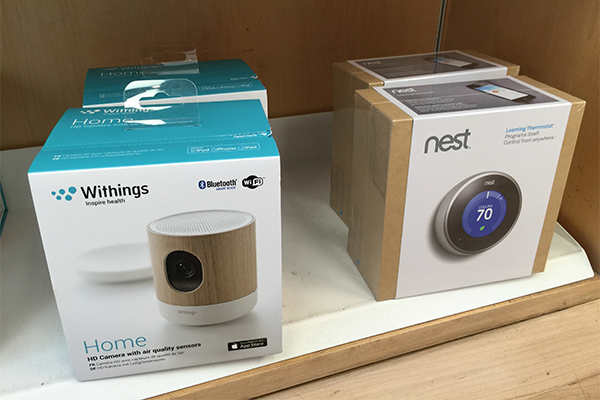 HomeKit 可以整合各式各樣感測器、監控設備,如居家安全監控攝影機、溫濕度感測器等。(記者陳炳宏攝)