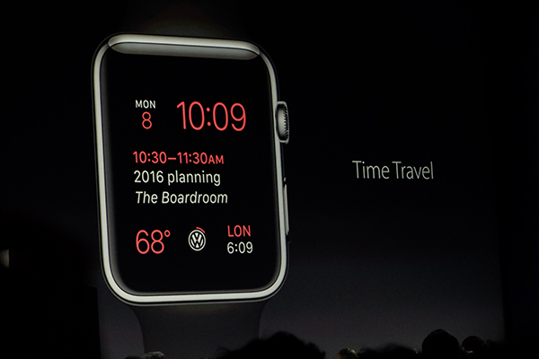 watchOS 2 提供時間旅行功能,透過旋轉數位錶冠,可以讓手錶顯示過去的通知,或察看未來計畫的事。(記者陳炳宏攝)