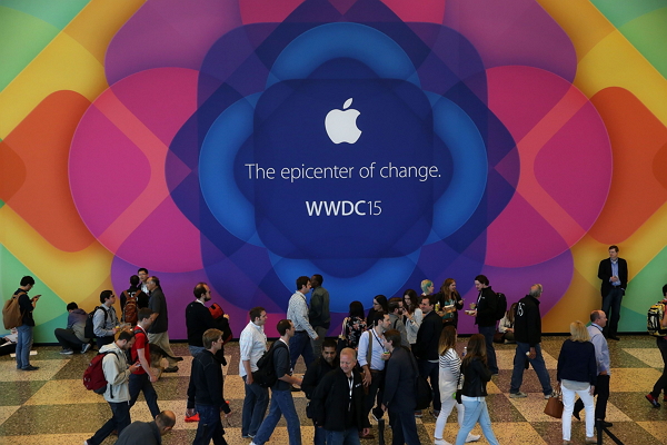 蘋果這次在 iOS 9 中加入許多新功能,包括全新的    省電模式、分割螢幕顯示功能、更智慧的Siri等。(圖片來源/法新社)