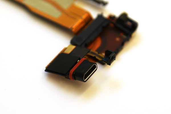 除了採用加固式的 USB 接頭設計外,並且外圈再多加一層紅色的防水墊圈設計