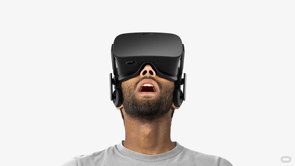 Rift 顯示器搭配內建的環繞耳機,使用者可以全然沉浸在虛擬世界中(圖/gamespot網站)