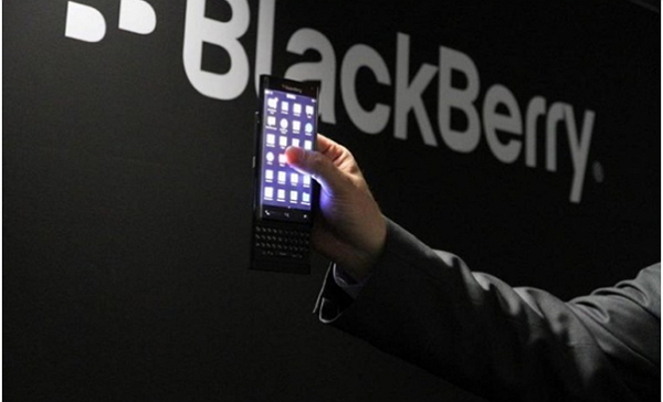 BlackBerry先前就在MWC大會上展示過一款雙曲面滑蓋手機。（圖／BlackBerry）