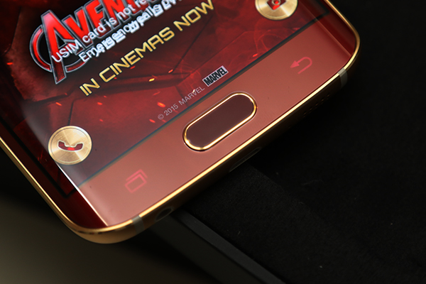 螢幕下方觸控功能鍵燈光也由原本的白色改為亮紅色