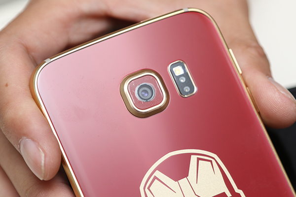 可看到鏡頭周邊的金色邊框設計