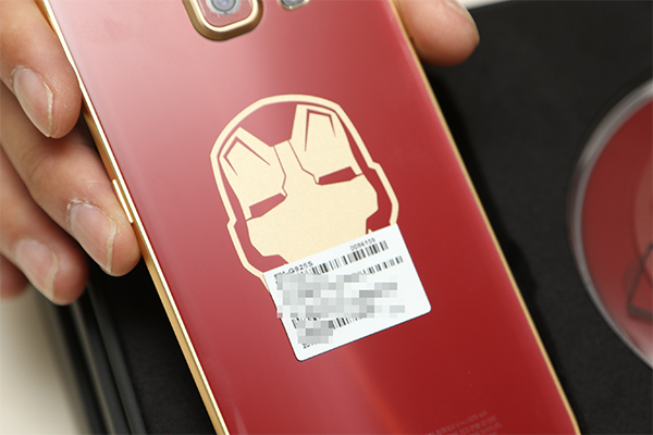 機身背面的鋼鐵人面罩圖樣