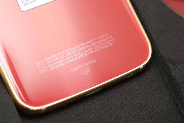 因為採限量發售，每隻鋼鐵人版 S6 Edge 都在機背下方具有特別編號