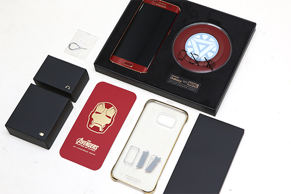 包裝盒裡頭的配件也經過重新設計，為鋼鐵人特殊版本