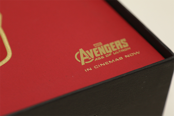 旁邊的字樣可看出是當初《復仇者聯盟 2：奧創紀元》電影上映時所搭配的行銷活動