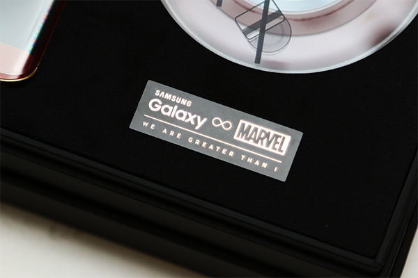 包裝盒上面還有 Samsung 與 Marvel 的銘牌
