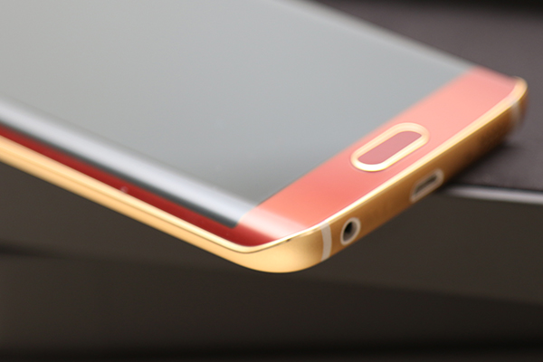 金色機身邊框跟紅色機身相當搭配