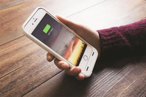 iPhone 常沒電?快來用手機殼充電吧! iPhone 常沒電?快來用手機殼充電吧!