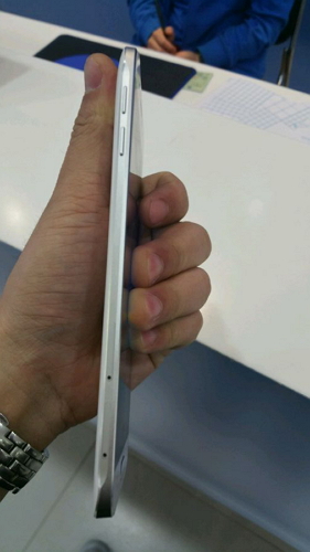 Galaxy A8 厚度僅有 5.9mm,是三星目前最薄的智慧型手機。(圖片來源/NOWHERELSE)