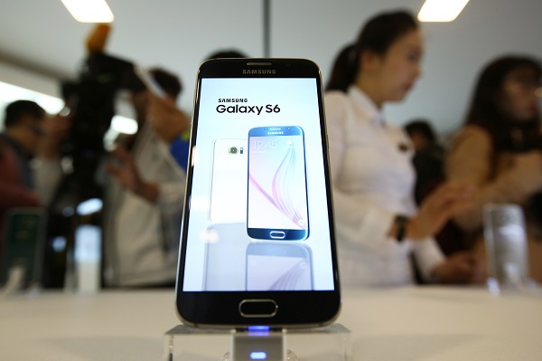Android 手機在高所得地區的市佔率,遠不及 iPhone (圖/彭博)