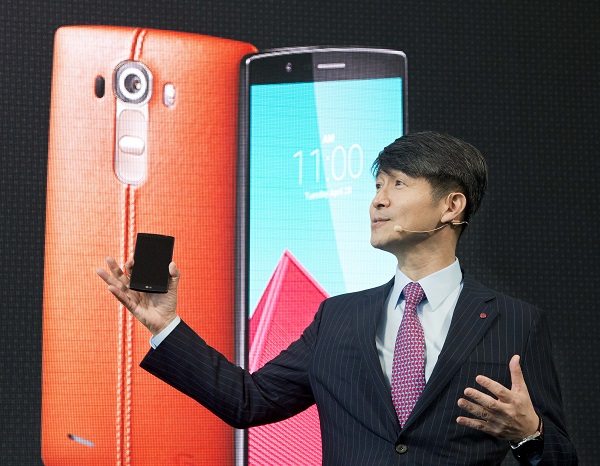 操作體驗逐漸接近後,iPhone 仍有高於 Android 手機的品牌價值,讓用戶優先選擇(圖/彭博)