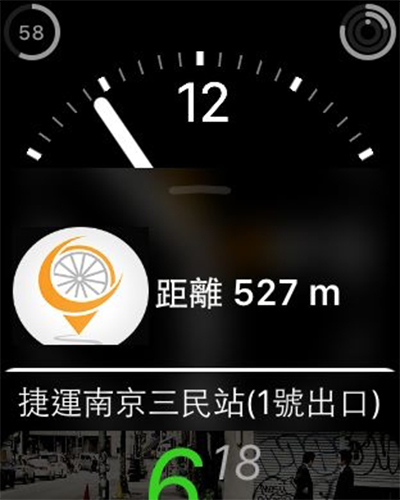 手指由下往上滑,就可叫出「概覽」裡常駐的YouBiker App,顯示最近租賃站的可租車輛資訊。(記者陳炳宏攝)