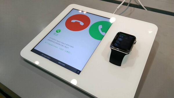 業者準備展示機,可隨手錶動作介紹功能。(記者廖振輝攝)