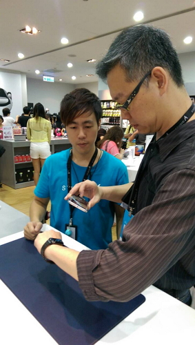 現場工作人員一對一介紹。(記者廖振輝攝)