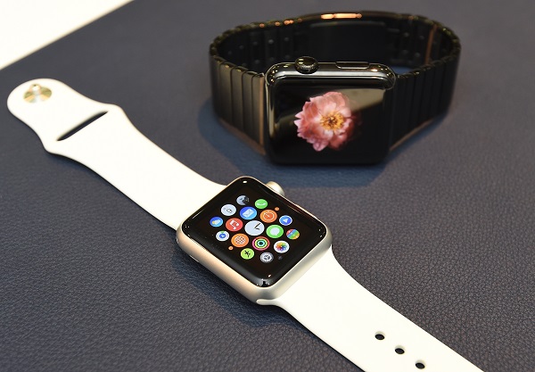 這次現場開賣 Apple Watch 中,作為銷售主力的入門款 Watch Sport(左方白色)以及 Watch 中階款式(右上黑色)(圖/廖振輝拍攝)