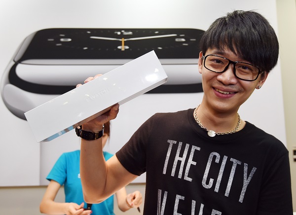排在隊伍最前方的謝先生,最後購買了 Apple Watch Sports 版的太空灰黑色 42mm 款式(圖/廖振輝拍攝)